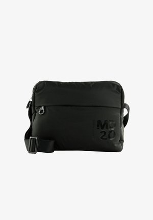 Sac bandoulière noir rembourré avec fermeture éclair, sangle ajustable, détail embossé "MD 20" et finition brillante sur le devant.