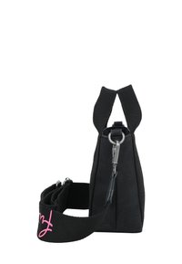 Bolso negro de forma rectangular con textura acolchada, dos asas y una correa removible con acentos rosas.