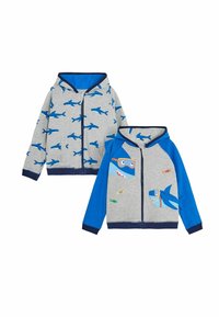 Twee kinderhoodies met een grijze basis, versierd met blauwe haaienspatters en blauwe accenten. Eén hoodie heeft een afbeelding van een haai met duikuitrusting.