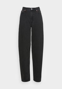 Korkea vyötärö, mustat farkut suoraa lahjetta, joissa on kuparinvärinen nappi ja niitit, klassinen viiden taskun muotoilu ja hienovarainen rakenne.