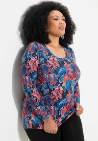 Langärmliges Paisley-Oberteil mit blauen, roten und weißen Mustern auf dunklem Hintergrund. Weicher Stoff mit rundem Ausschnitt und lässiger Passform.