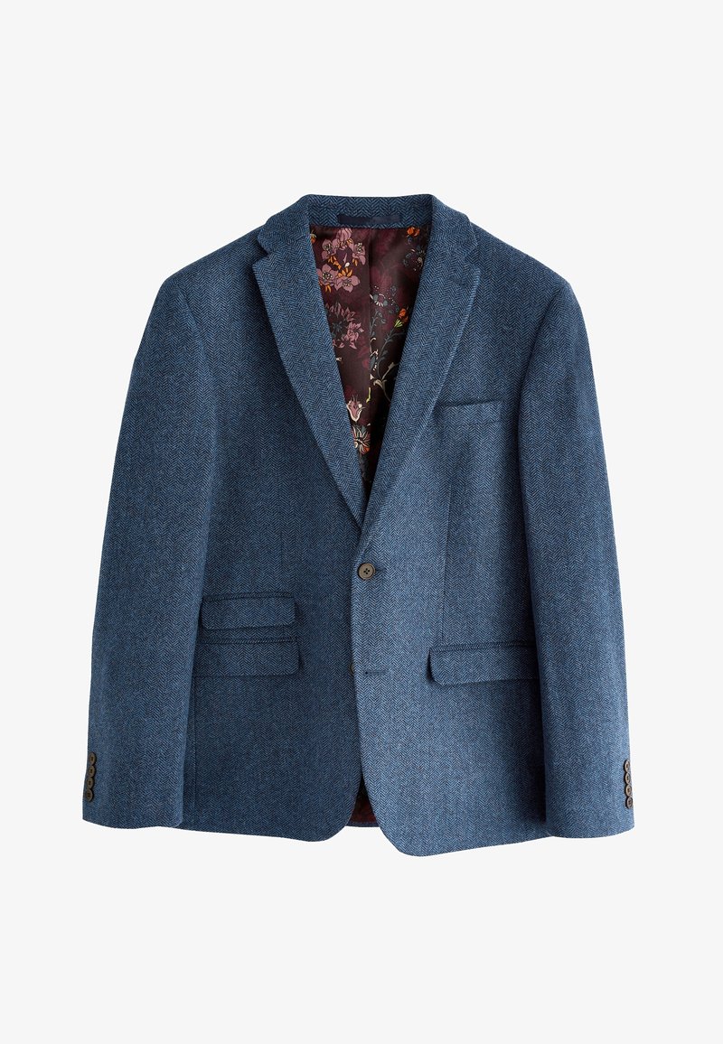 Blazer blu a spina di pesce, con rever a becco di panda, due tasche davanti e bottoni marroni. Fodera in tessuto bordeaux a motivo floreale.