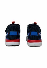 Scarpe sportive blu navy con tomaia in rete traspirante e dettagli rossi. Presentano una suola bianca e una chiusura regolabile per una calzata sicura.