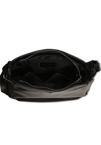 Zwarte leren handtas met een ritssluiting. Het interieur heeft meerdere compartimenten en een gladde stofvoering. Eenvoudig ontwerp zonder extra accenten.