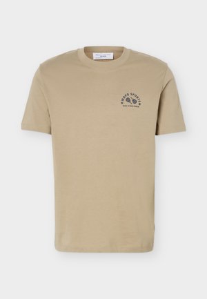 Beiges T-Shirt mit kurzen Ärmeln, Rundhalsausschnitt und kleinem schwarzen Sportlogo auf der linken Brust mit dem Schriftzug "MOPD SPORTS MARC O'POLO DENIM".