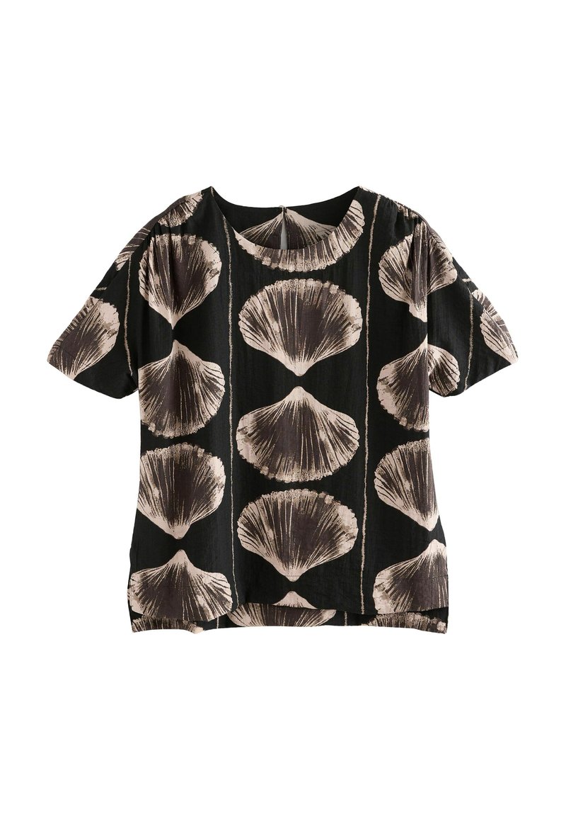 Haut noir à manches courtes avec un imprimé coquillage crème. Tissu léger avec un col rond et une coupe décontractée. Design texturé avec des lignes verticales.