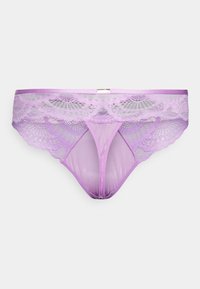 Fio dental lilás de renda em material transparente com uma borda serrilhada e um detalhe metálico central. O design de renda texturizada adiciona pormenores.