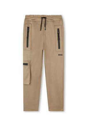 Beige Cargohose mit elastischem Bund, schwarzem Kordelzug, drei vertikalen Reißverschlusstaschen und "BOSS"-Logo am rechten Oberschenkel.