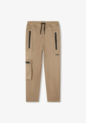 Beige cargobroek met elastische tailleband, zwarte trekkoord, drie verticale ritssluitingen en het "BOSS"-logo op de rechterdij.