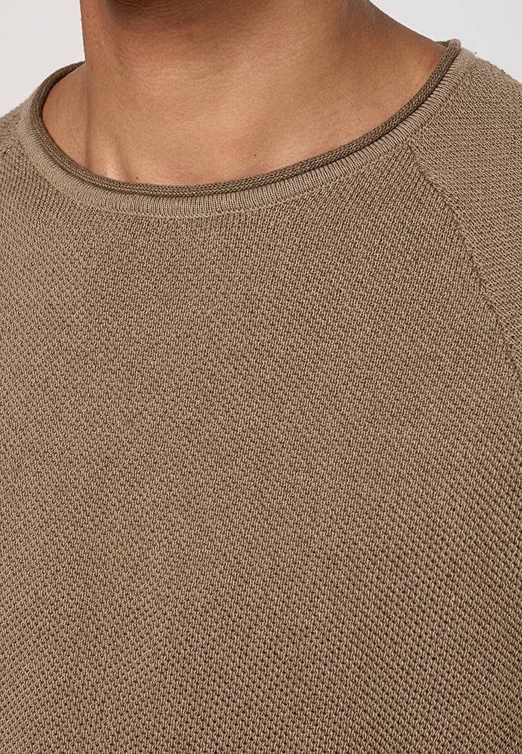 Brauner gestrickter Pullover mit rundem Ausschnitt und Raglanärmeln, der ein strukturiertes Muster und gerippte Bündchen aufweist. Weiches, lässiges Design.