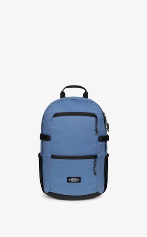 Sac à dos Eastpak bleu avec fermetures éclair noires, poches latérales, poignée supérieure et écusson logo sur la poche avant sur fond blanc.