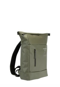 Sac à dos vert olive en matériau imperméable ; offre un design à rabat, des bretelles ajustables et une poche zippée à l'avant avec un logo.