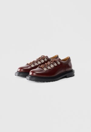 Classificação 13: Toga - Sapatos casuais com atacadores