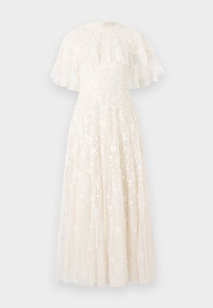 Lange ivoorkleurige avondjurk met een getailleerde bodice en een uitlopende rok. Heeft een doorschijnende, gerimpelde cape-overlay en bloemversieringen overal.