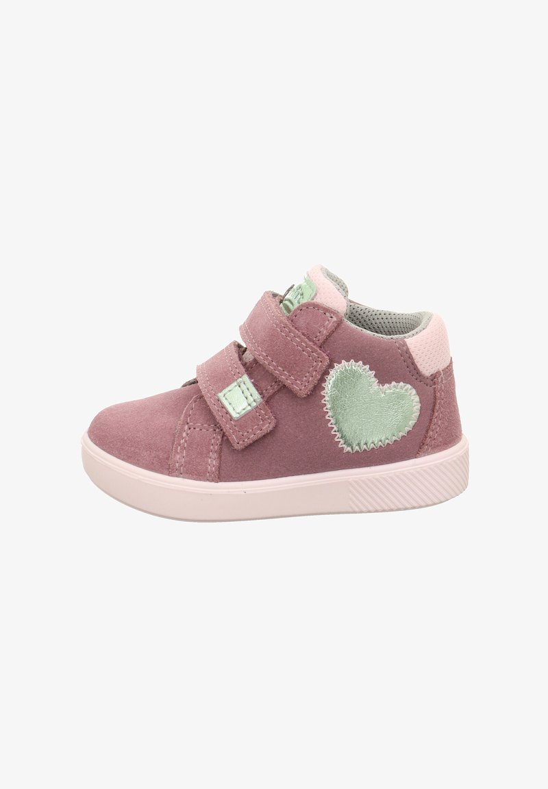 Sneaker in suede rosa con due cinturini in Velcro, interno grigio e dettaglio a forma di cuore verde sul lato. Suola piatta in gomma con grip testurizzato.