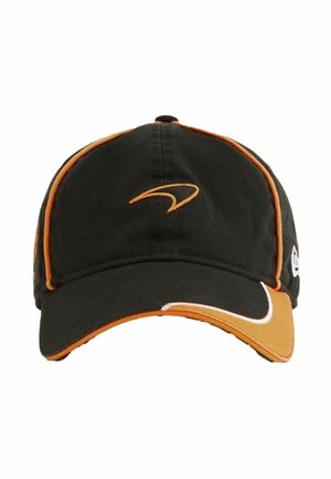 Schwarze und orange Baseballkappe mit gebogenem Schirm und kleinem gesticktem Logo auf der Vorderseite in der Mitte, mit orangen Paspeln entlang der Paneele und dem Rand des Schirms.