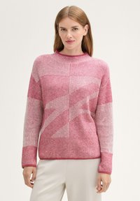 Strickpullover in verschiedenen Rosatönen, mit geometrischem Muster, geripptem Textur und hohem Kragen. Lange Ärmel mit eng anliegenden Bündchen.