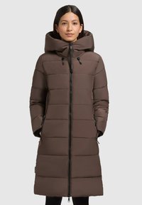 Brauner Puffer-Mantel mit hohem Kragen und Kapuze, mit zentrale Reißverschlusstasche, seitlichen Taschen und horizontalem Steppmuster. Sanfte Textur.
