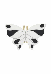 Cuscino a forma di farfalla in tessuto bianco con dettagli e cuciture nere. Presenta elementi in metallo dorato per l'appendimento. Morbida texture trapuntata.