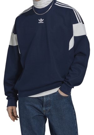Marineblaue Sweatshirt mit weißen Akzenten und drei weißen Schulterstreifen. Hergestellt aus weichem Stoff, mit Rundhalsausschnitt und lockerer Passform.