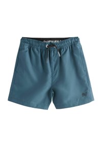 Shorts de bain teal avec une taille élastique et un cordon de serrage, dotés de poches latérales et d'un petit logo noir sur le bas à l'avant. Texture lisse.
