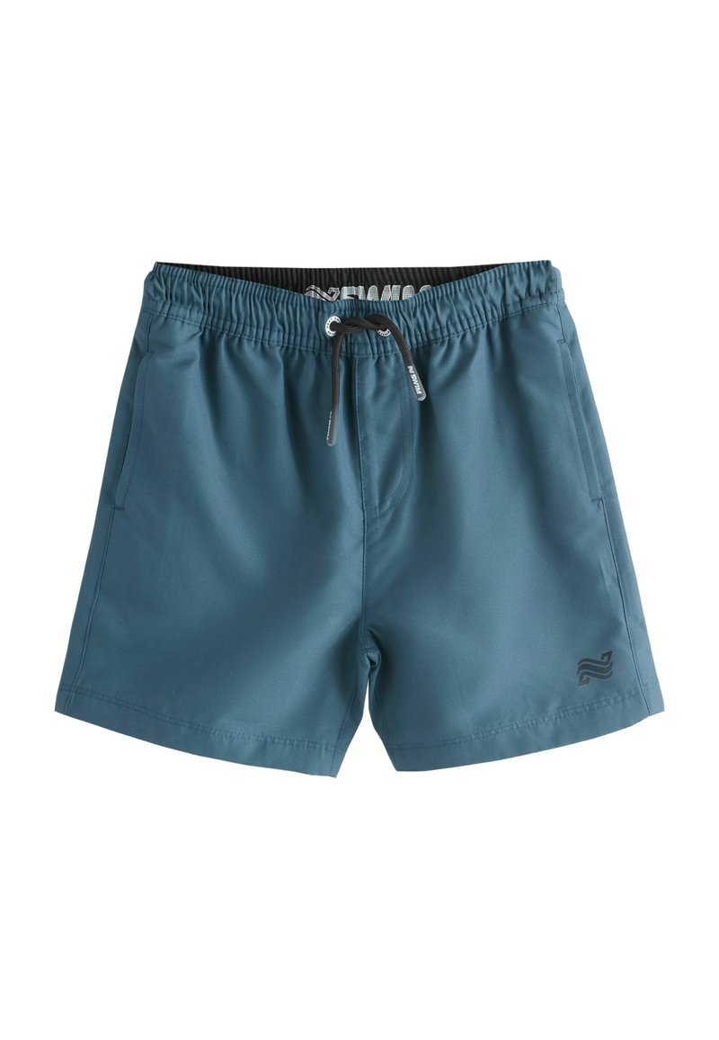 Shorts de bain teal avec une taille élastique et un cordon de serrage, dotés de poches latérales et d'un petit logo noir sur le bas à l'avant. Texture lisse.