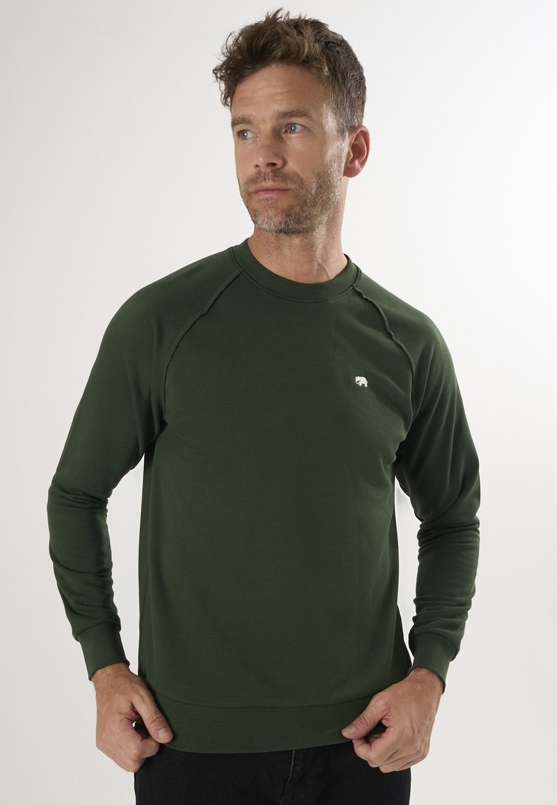 Groene longsleeve sweatshirt van zacht materiaal, met een ronde hals, geribde manchetten en een klein berenlogo op de borst.