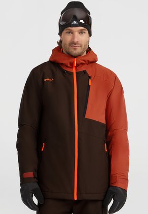 Heren winterjack met een bruin en oranje kleurblokontwerp, voorzien van een ritssluiting op de borst en een verstelbare capuchon. Gemaakt van geïsoleerd materiaal.