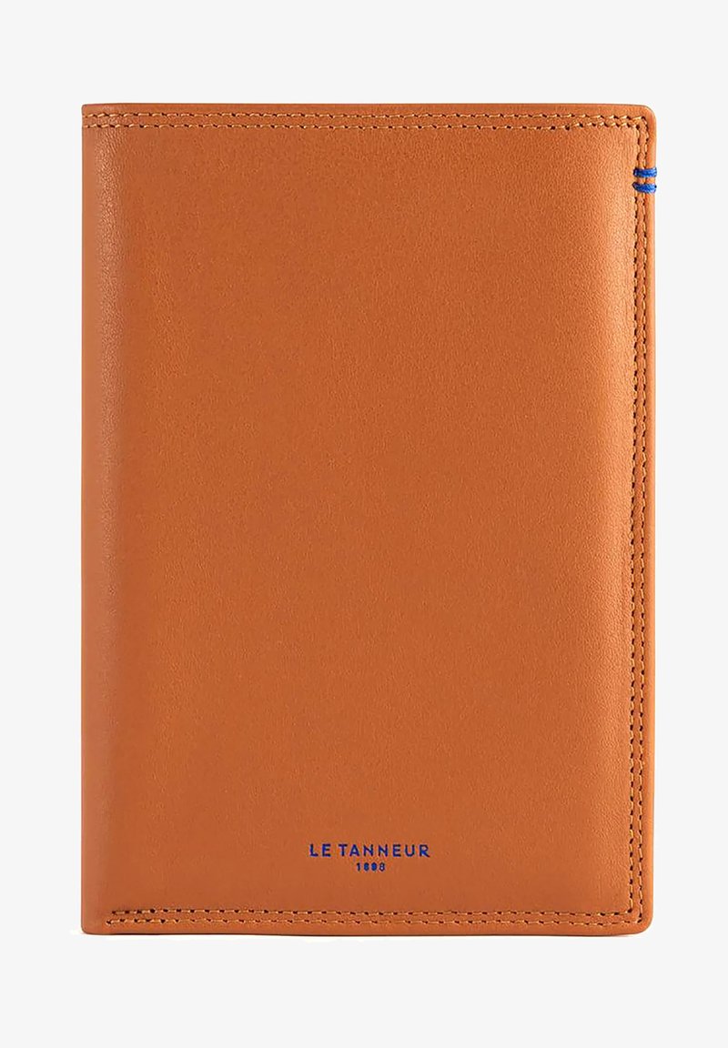 Portafoglio in pelle marrone chiaro con texture liscia, cuciture blu a contrasto e logo impresso "LE TANNEUR 1898" in basso. Design rettangolare.