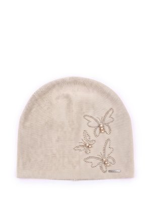 Hellbeige gestrickte Mütze mit drei Schmetterlingsmustern aus kleinen Perlen und Perlenakzenten auf einer Seite.