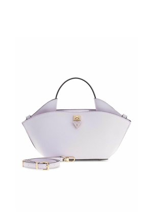 Borsa a mano Guess di forma triangolare color lavanda, con manico superiore, tracolla removibile e chiusura a scatto in metallo dorato su sfondo bianco.