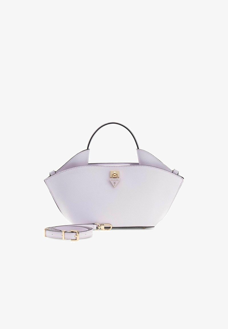Sac à main Guess en forme triangulaire de couleur lavande avec poignée supérieure, bandoulière amovible et fermoir à verrou doré sur fond blanc.