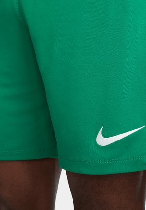 Lichtgroene sportshorts van een gladde stof, met een wit Nike-logo op het onderbeen. Naaddetails en een slim fit ontwerp.
