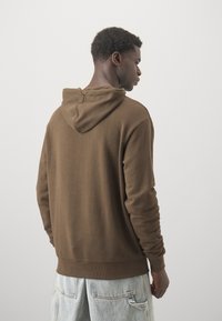 New Era NBA BOSTON CELTICS LEAGUE ESSENTIALS HOODIE - Squadra - brown