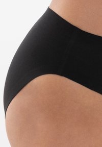 Brief alta in cotone nero con texture liscia e design senza cuciture, caratterizzata da una morbida fascia in vita per un comfort ottimale.