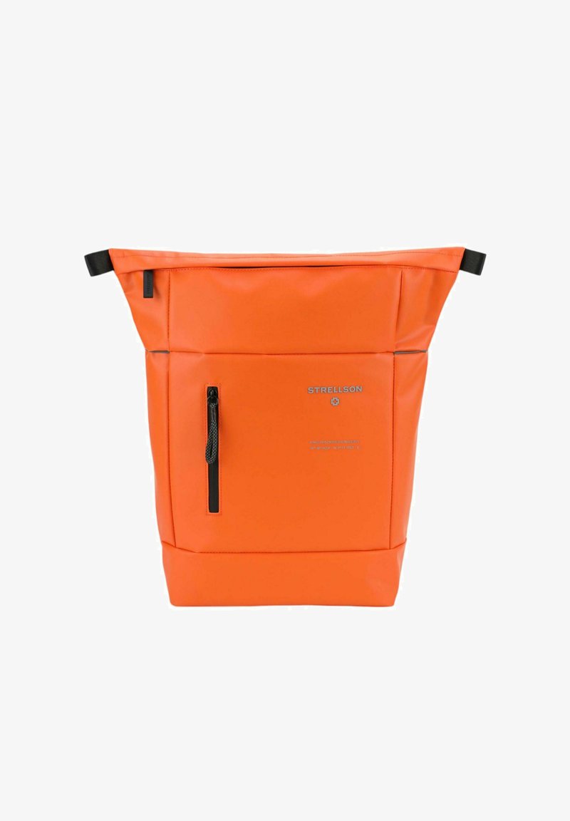 Zaino impermeabile arancione con design a chiusura arrotolata, dotato di una tasca frontale con zip e accessori neri. Finitura testurizzata.