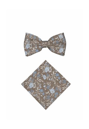 Braune Fliege und passendes Einstecktuch mit hellblauem und beigem Blumenmuster auf weißem Hintergrund.