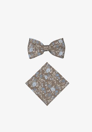 Nœud papillon marron et pochette assortie avec motif floral bleu clair et beige sur fond blanc.