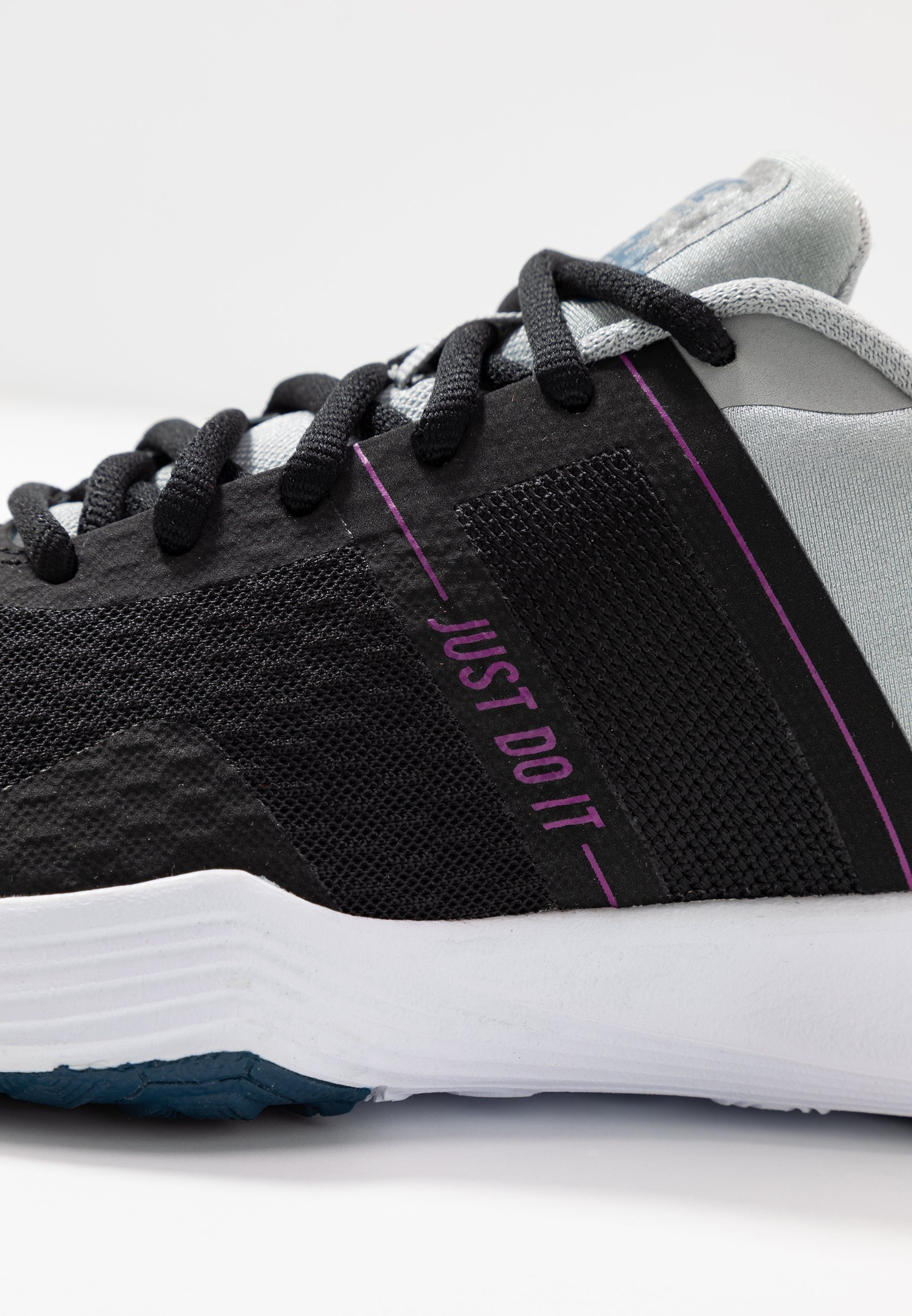 Nike Performance CITY TRAINER 2 Treningssko blackwhite Nike Performance LEGEND ESSENTIAL Treningssko black