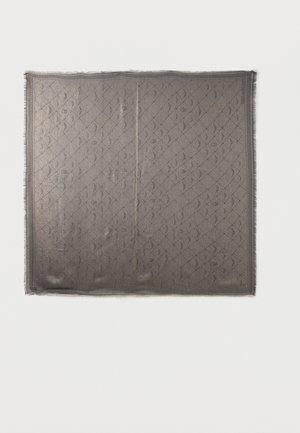 Pañuelo cuadrado gris con un sutil patrón monograma repetido y bordes con flecos, colocado plano sobre un fondo blanco.