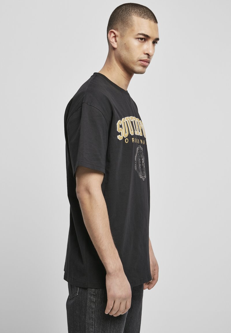 Herren T-Shirts basic | Southpole SOUTHPOLE COLLEGE SCRIPT T-Shirt print black/schwarz - XU27964 Herren T-Shirts basic | Southpole SOUTHPOLE COLLEGE SCRIPT T-Shirt print black/schwarz - XU27964