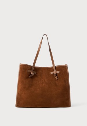 Hnedá semišová taška na rameno s dvomi koženými ušami, plochý tvar, šité akcenty a detail uzla po stranách. Bez viditeľných zapínaní.