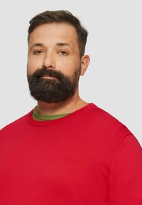 s.Oliver MIT CREWNECK - Strickpullover - himbeere