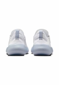 Białe siatkowe sneakersy o teksturowanej powierzchni, z jasnoniebieską gumową podeszwą i pętelką na pięcie ułatwiającą zakładanie.