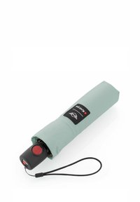 Compact groene paraplu met een zwarte handgreep, rode knop en lus om mee te dragen. Voorzien van een gemarkeerde hoes met een logo.