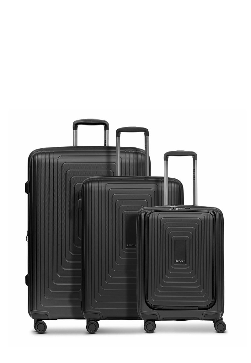 Drei schwarze Hartschalenkoffer in verschiedenen Größen mit einem geriffelten Design, Teleskopgriffen und leichtgängigen Rollen.