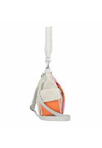 Sac en cuir coloré avec une forme unique, doté de panneaux orange, rose et crème, de coutures délicates, d'une bandoulière réglable et d'une poche avant.