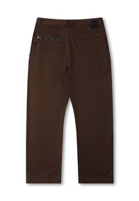 Pantalon marron à texture lisse, coupe droite, comprenant une poche zippée sur le côté et une petite étiquette de marque à la taille arrière.