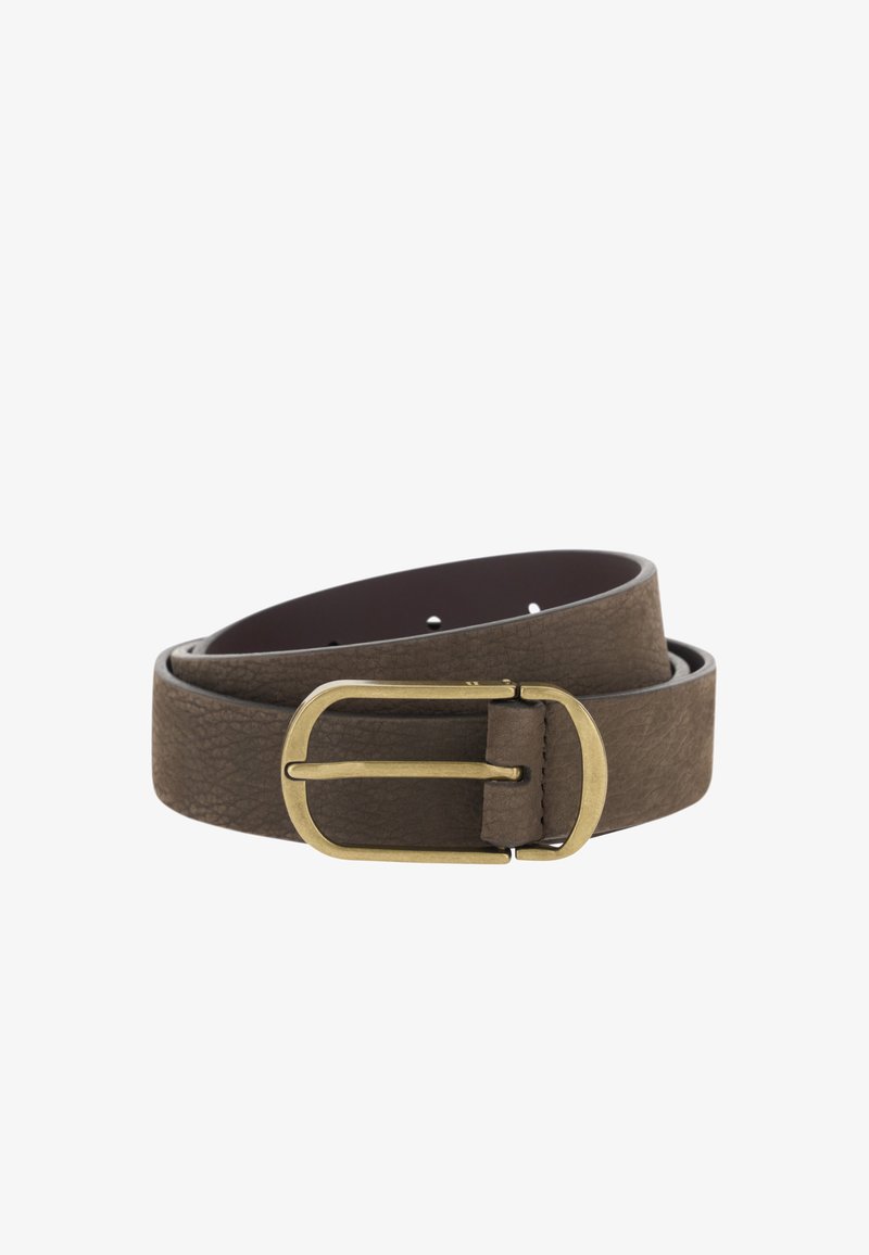 Ceinture en cuir brun texturé enroulée avec une boucle rectangulaire en laiton sur fond blanc.