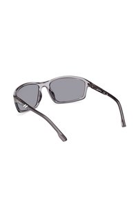 Gafas de sol con un marco de plástico gris claro, lentes gris oscuro, diseño envolvente y brazos delgados con un sutil detalle en los laterales.